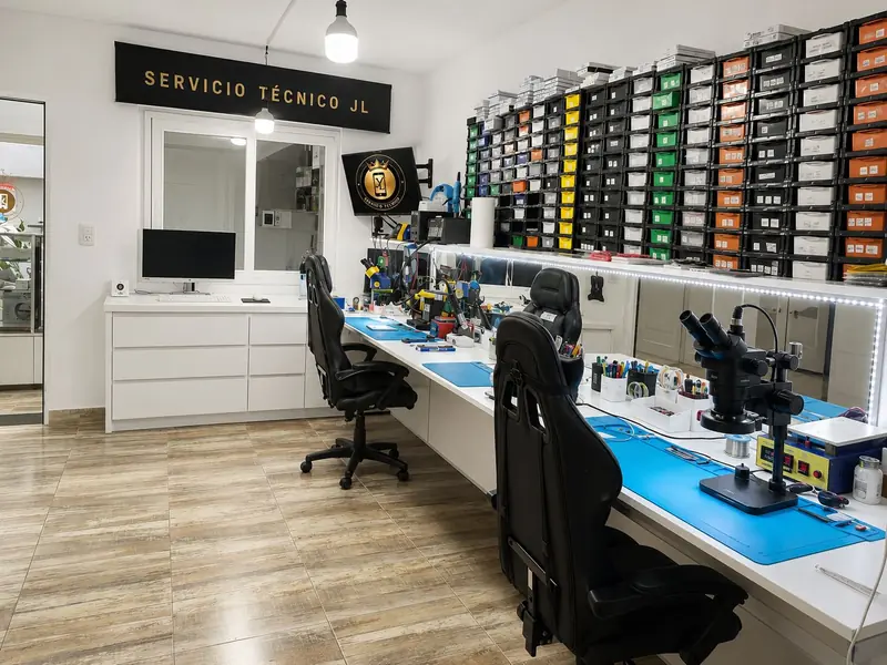 Interior del taller de Servicio Técnico JL en Mercedes, Buenos Aires